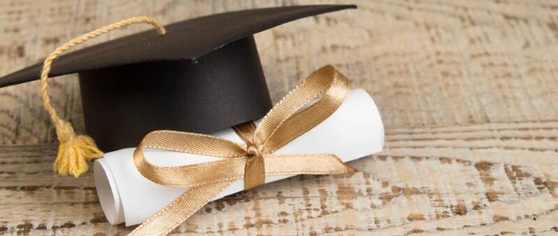 cappello e diploma di laurea